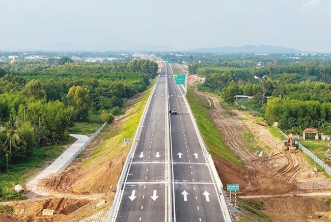 dau tu ha tang ket noi kich hoat tang truong kinh te mien trung