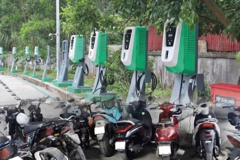 Lời giải cho nghịch lý người mua “xe điện” thiếu chỗ gửi