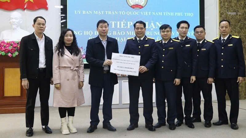 Thuế tỉnh Phú Thọ: Trao tiền ủng hộ đồng bào miền Trung, Tây Nguyên bị thiệt hại do mưa, lũ gây ra