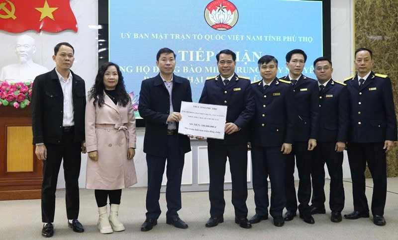 Thuế tỉnh Phú Thọ: Trao tiền ủng hộ đồng bào miền Trung, Tây Nguyên bị thiệt hại do mưa, lũ gây ra Thuế tỉnh Phú Thọ: Trao tiền ủng hộ đồng bào miền Trung, Tây Nguyên bị thiệt hại do mưa, lũ gây ra