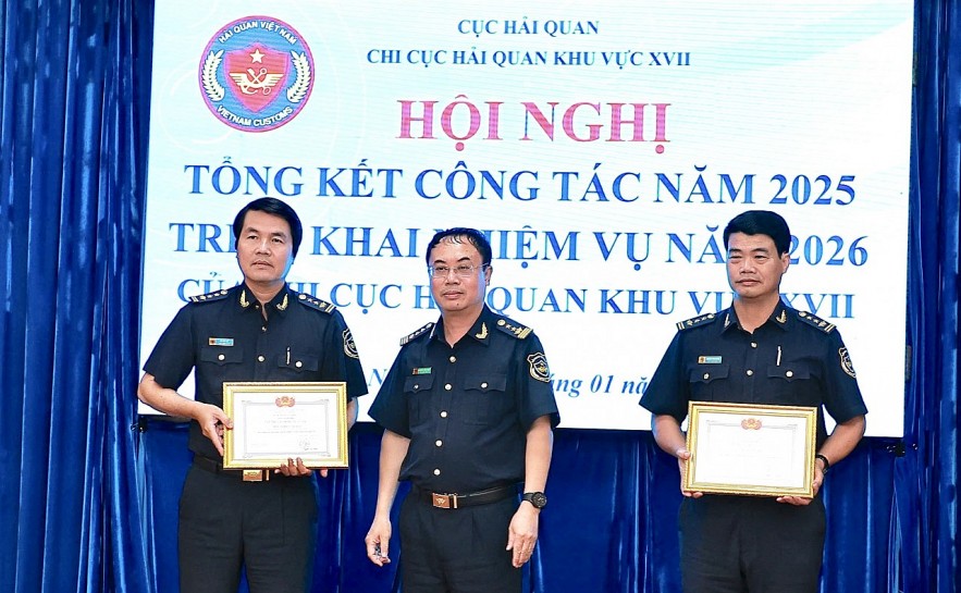 undefined Hải quan khu vực XVII nhiều tập thể, cá nhân được Chính phủ, Bộ Tài chính khen thưởng