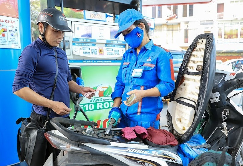 Từ 15h chiều 15/1, giá xăng tăng từ 143 đồng - 152 đồng/lít