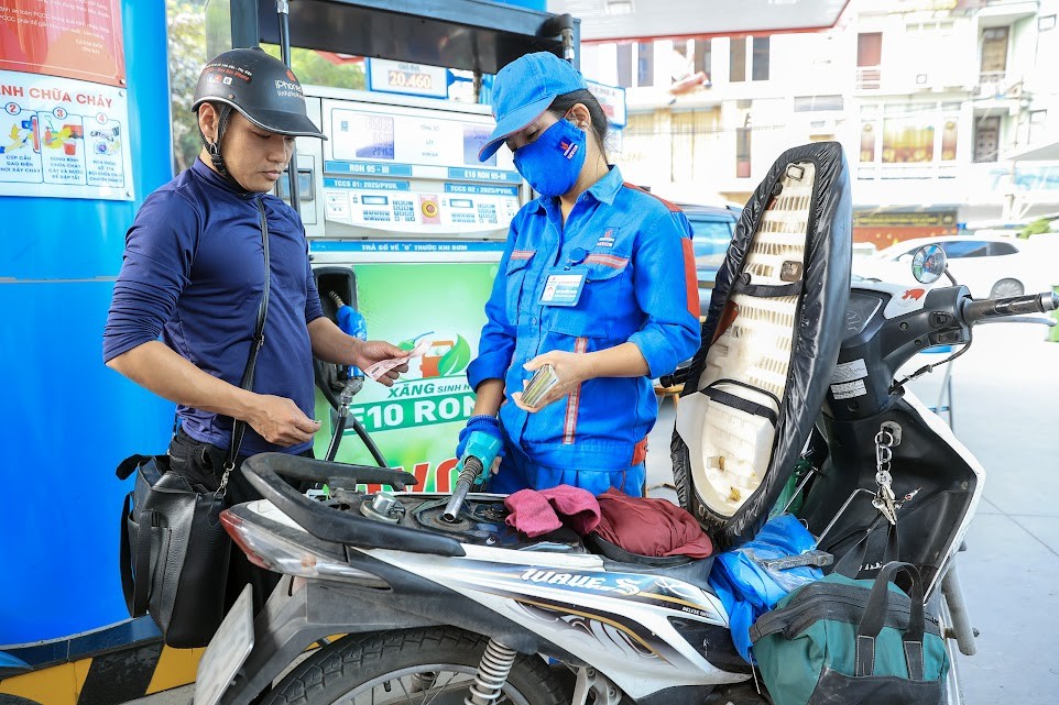 Từ 15h chiều 15/1, giá xăng tăng từ 143 đồng - 226 đồng/lít