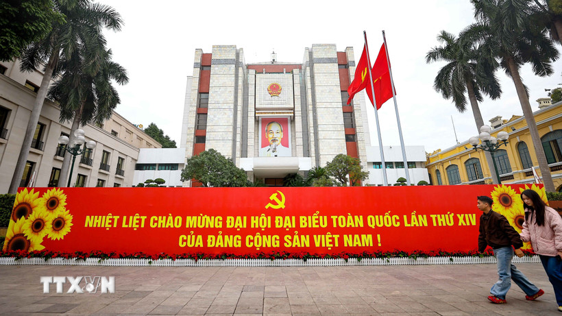 Pano chào mừng Đại hội đại biểu toàn quốc lần thứ XIV của Đảng trước trụ sở Ủy ban nhân dân thành phố Hà Nội. (Ảnh: Thanh Tùng/TTXVN)