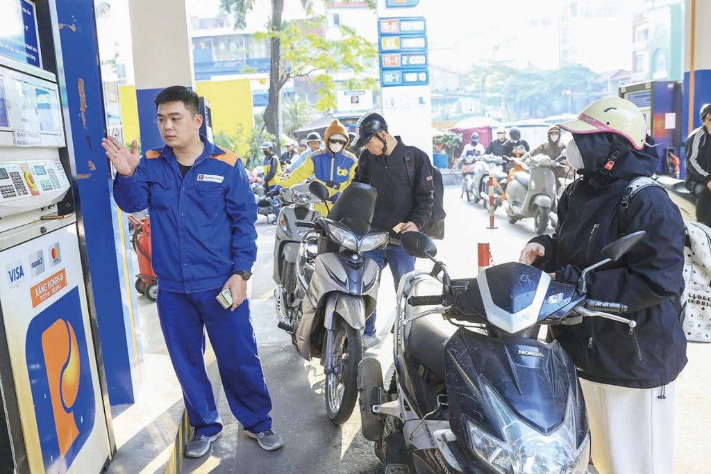 Linh hoạt điều hành giá và đảm bảo nguồn cung xăng dầu
