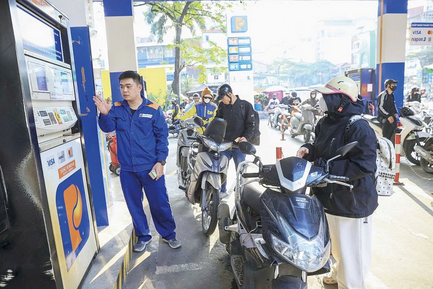 Linh hoạt điều hành giá và đảm bảo nguồn cung xăng dầu