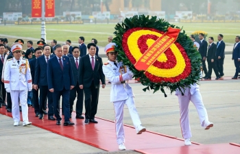 Các đại biểu dự Đại hội XIV vào Lăng viếng Chủ tịch Hồ Chí Minh