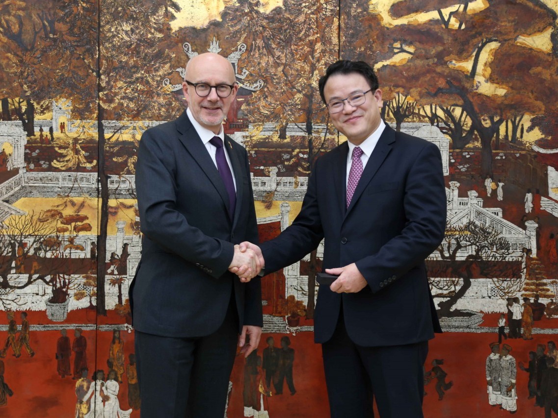 viet nam vuong quoc anh hop tac hoan thien cac co che van hanh trung tam tai chinh quoc te