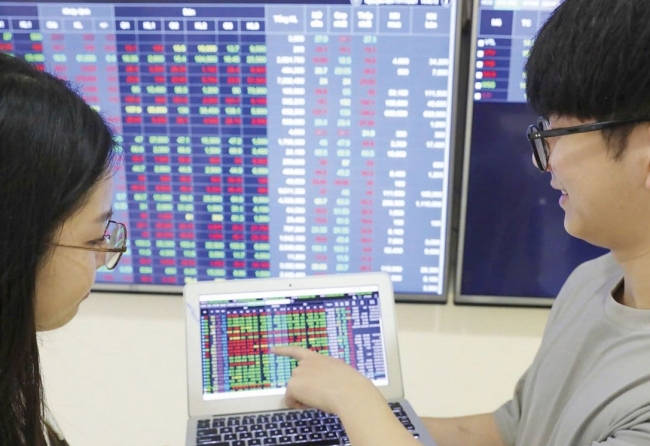 Thị trường chứng khoán hướng tới tăng trưởng theo chiều sâu