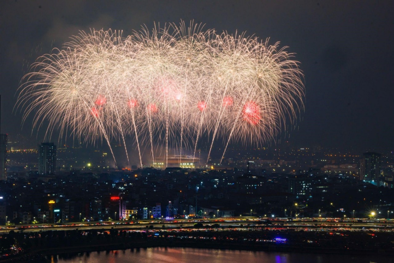 Từ Phú Quốc, Đà Nẵng, Sun Group mang cả bầu trời pháo hoa đỉnh cao ra Thủ đô