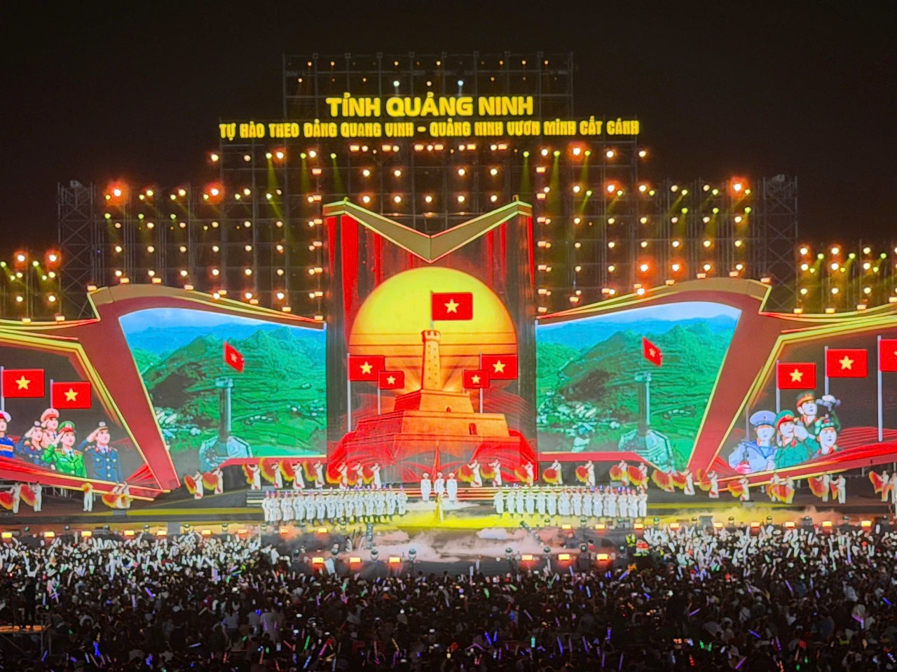 Hơn 50.000 người tham gia chương trình nghệ thuật chào mừng thành công Đại hội đại biểu toàn quốc lần thứ XIV tại Quảng Ninh