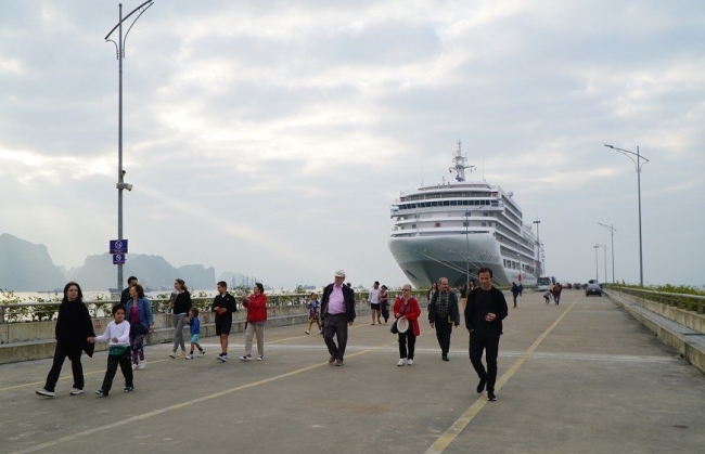 hon 161 trieu tan hang hoa qua cac cang tai quang ninh trong nam 2025