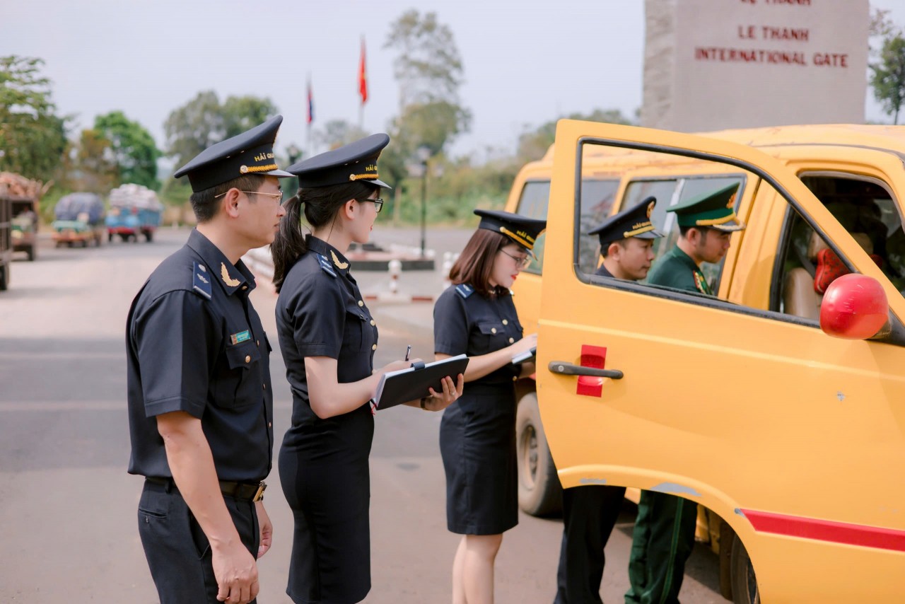 Xuất nhập khẩu tăng cuối năm - Áp lực chống buôn lậu cho hải quan khu vực Tây nguyên Xuất nhập khẩu tăng cuối năm - Áp lực chống buôn lậu cho hải quan khu vực Tây nguyên
