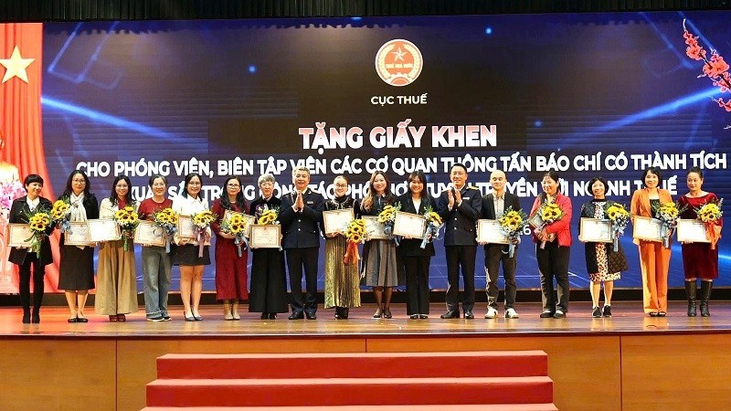 Cục Thuế tặng giấy khen cho 45 phóng viên, biên tập viên cơ quan báo chí
