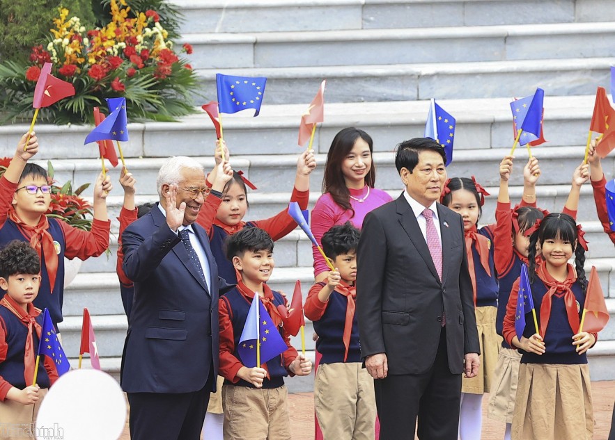 Chuyến thăm của Chủ tịch Hội đồng châu Âu diễn ra vào thời điểm có ý nghĩa rất quan trọng khi Việt Nam vừa tổ chức thành công Đại hội đại biểu toàn quốc lần thứ XIV và hai bên đã kỷ niệm 35 năm thiết lập quan hệ ngoại giao vào năm 2025 (28/11/1990-28/11/2025). Trong ảnh Chủ tịch nước Lương Cường và Chủ tịch Hội đồng châu Âu chụp ảnh chung với các em thiếu nhi Việt Nam tại sân trước Phủ Chủ tịch.