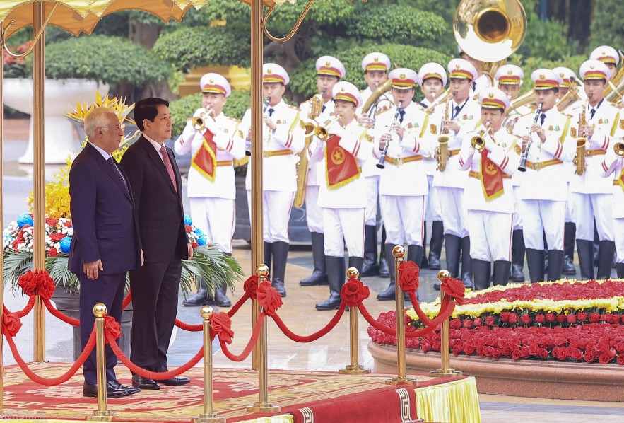 Trong tiếng nhạc chào mừng, Chủ tịch nước Lương Cường và Chủ tịch Hội đồng châu Âu António Costa tiến lên bục danh dự. Liên minh châu Âu và Việt Nam chính thức thiết lập quan hệ ngoại giao vào ngày 28/11/1990. Từ đó đến nay, quan hệ hai bên phát triển ngà