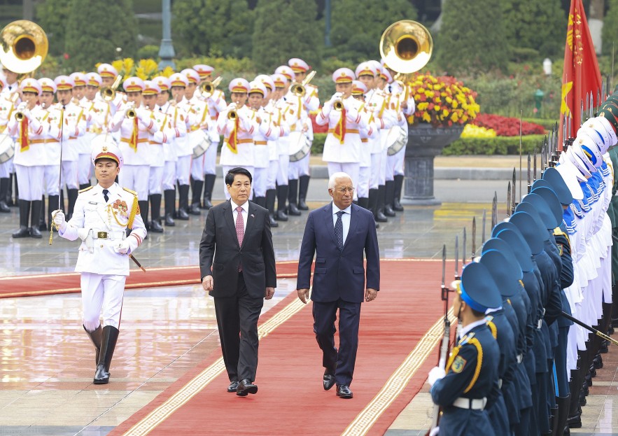 Sau khi nghe Quốc thiều Việt Nam và Liên minh châu Âu, Chủ tịch nước Lương Cường và Chủ tịch Hội đồng châu Âu António Costa rời bục, bước tới cúi chào quân kỳ và duyệt Đội Danh dự Quân đội nhân dân Việt Nam.