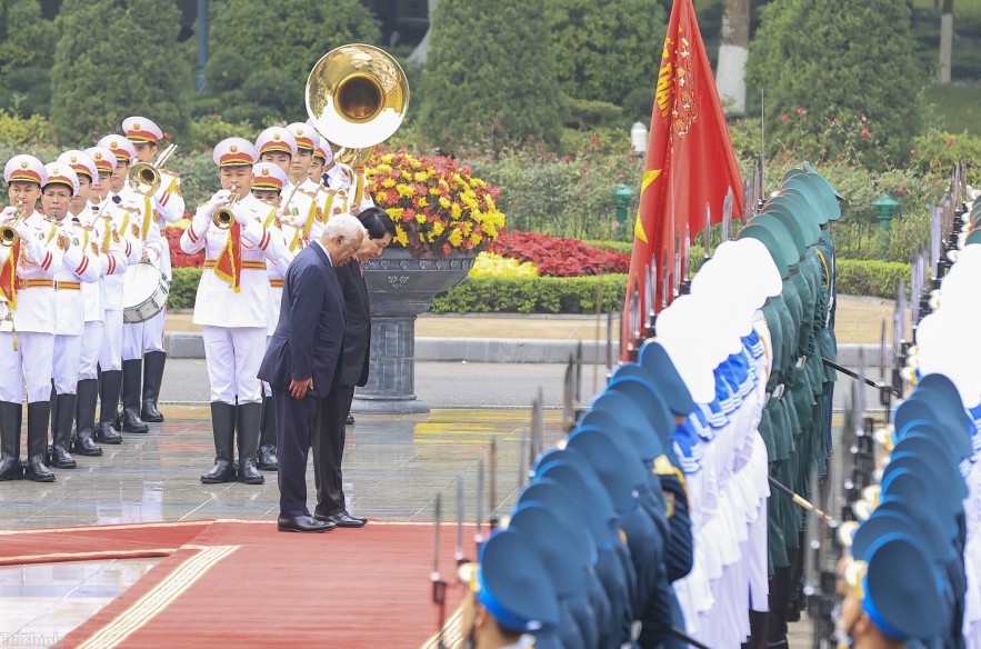 Sau khi nghe Quốc thiều Việt Nam và Liên minh châu Âu, Chủ tịch nước Lương Cường và Chủ tịch Hội đồng châu Âu António Costa rời bục, bước tới cúi chào quân kỳ và duyệt Đội Danh dự Quân đội nhân dân Việt Nam.