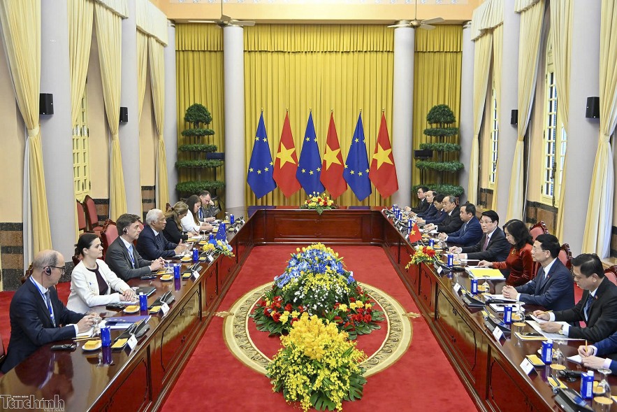Sau lễ đón, Chủ tịch nước Lương Cường và Chủ tịch Hội đồng châu Âu António Costa có cuộc gặp hẹp trước khi dẫn đầu Đoàn cấp cao Việt Nam và EU tiến hành hội đàm, đánh giá kết quả hợp tác giữa hai bên thời gian qua và đề xuất các phương hướng hợp tác thời 