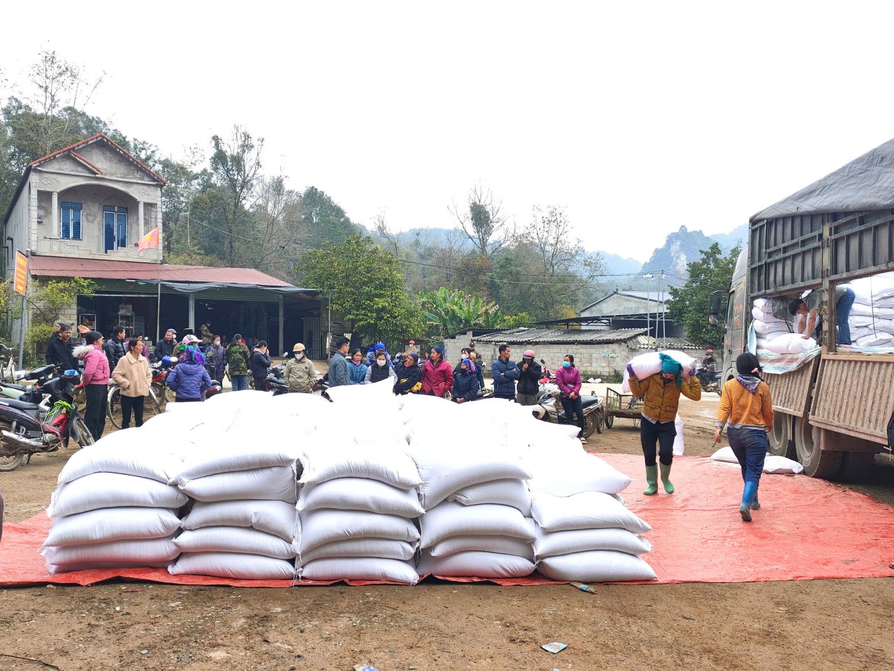 Hoàn thành xuất cấp hơn 810 tấn gạo hỗ trợ nhân dân tỉnh Cao Bằng dịp Tết Nguyên đán 2026