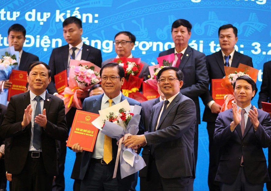 Nhiều dự án năng lượng tái tạo được triển khai sau Hội nghị Xúc tiến đầu tư tỉnh Gia Lai năm 2025. Trong ảnh: Ông Lê Thanh Hưng, Tổng giám đốc Tập đoàn Công nghiệp Cao su Việt Nam (VRG) nhận bản ghi nhớ đầu tư, trong đó có Dự án điện năng lượng tái tạo tại Gia Lai, vốn 3.200 tỷ đồng.