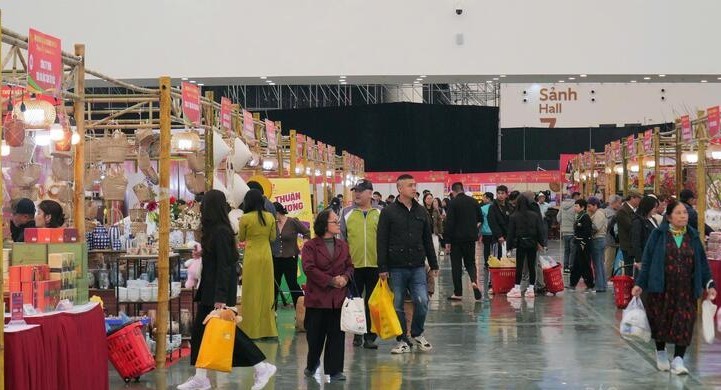 Nhiều đặc sản vùng miền thu hút người mua sắm Tết tại Hội chợ Mùa Xuân năm 2026 Nhiều đặc sản vùng miền thu hút người mua sắm Tết tại Hội chợ Mùa Xuân năm 2026