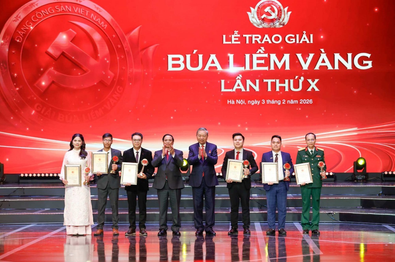 Tuyên dương Bí thư chi bộ xuất sắc và trao giải Búa liềm Vàng lần thứ X