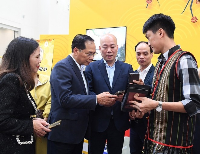 Lượng khách đến hội chợ ngày càng  đông, doanh thu một số gian hàng đạt hàng tỷ đồng