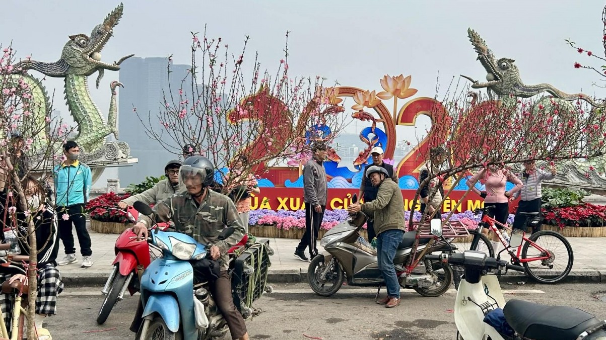 dao quat xuong pho ha noi ruc ro sac xuan binh ngo 2026