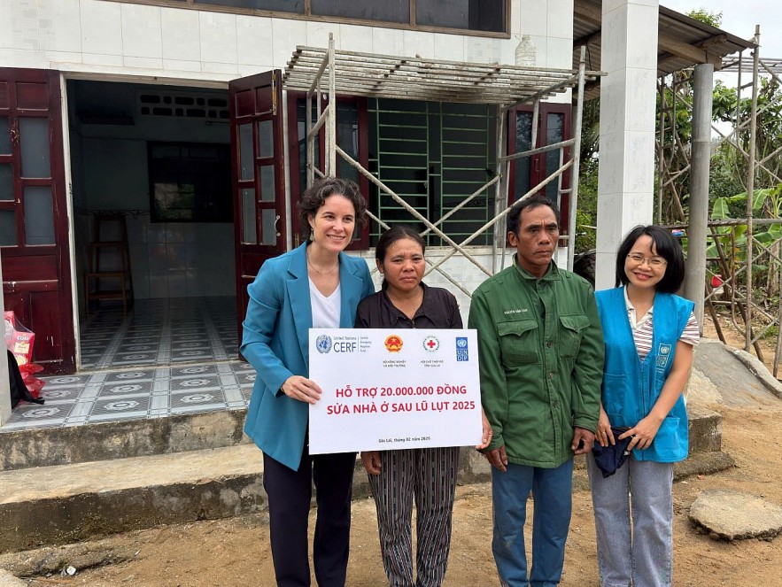 Cấp phát tiền mặt và khôi phục nhà ở cho các hộ gia đình bị ảnh hưởng bởi lũ lụt tại Gia Lai