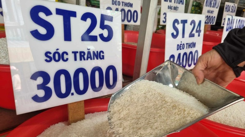 Ngày 12/2: Giá gạo nguyên liệu xuất khẩu giảm, lúa ổn định