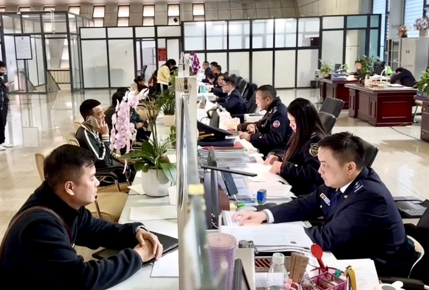 undefined Gỡ vướng Thông tư 121, thủ tục gia công, sản xuất xuất khẩu và xuất nhập khẩu tại chỗ