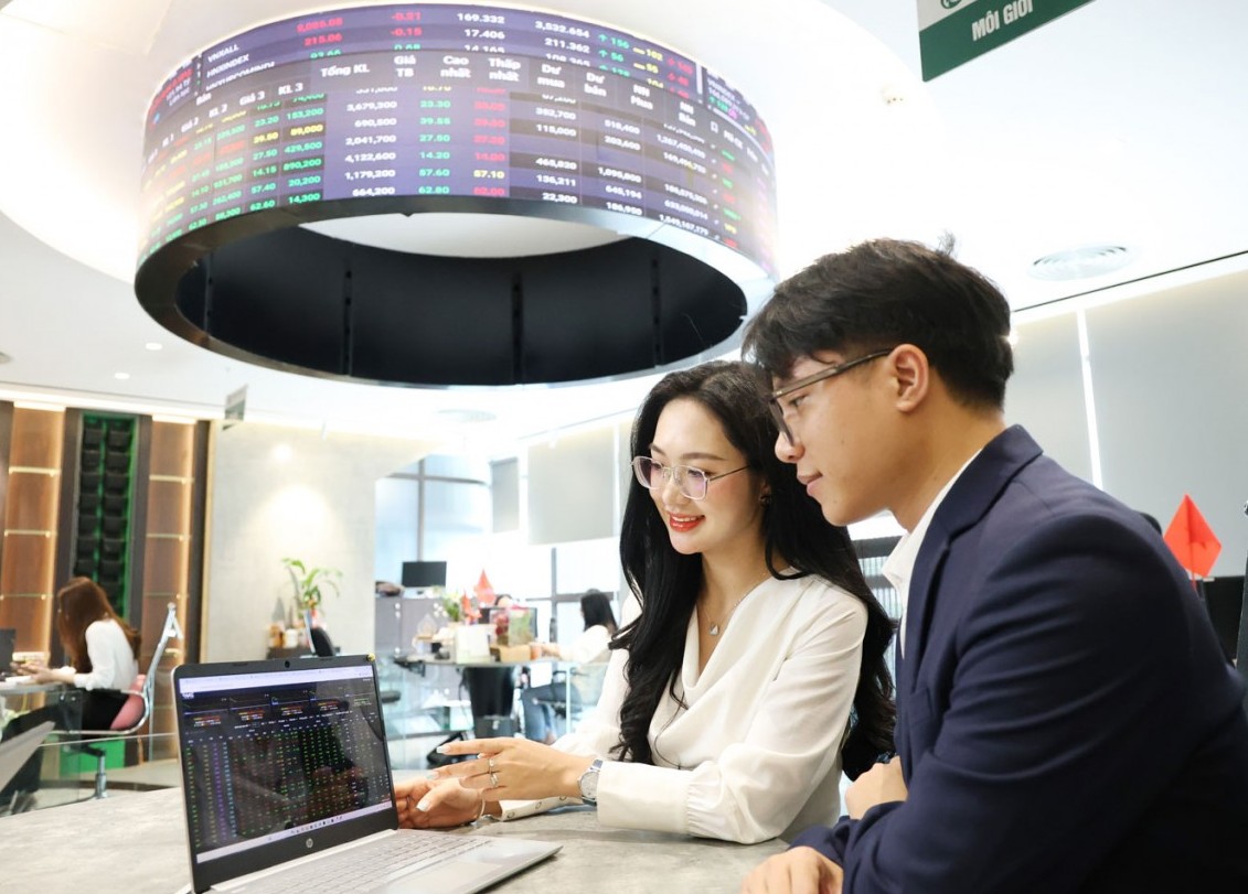 chung khoan viet buoc vao hanh trinh nang chat