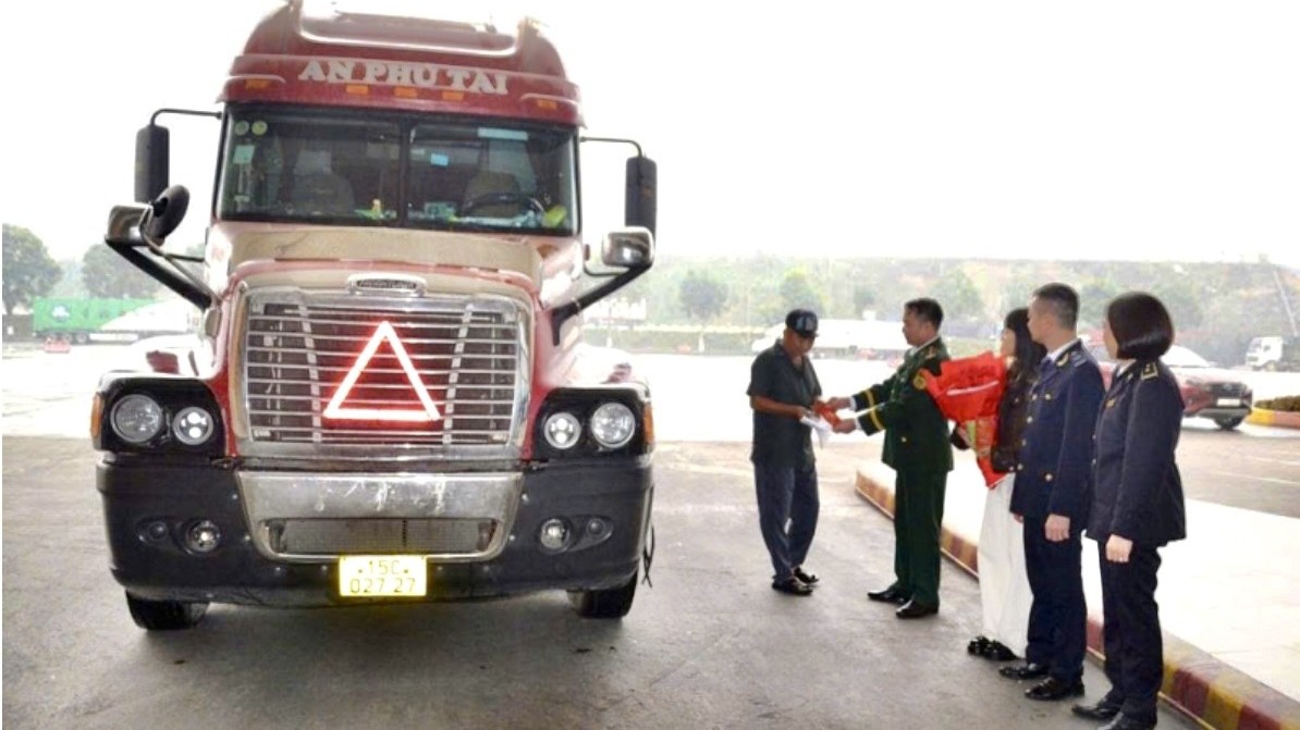 Cửa khẩu Kim Thành thông quan 13 xe nông sản trong ngày mùng 1 Tết