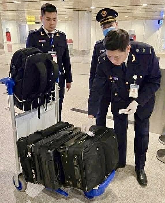 Hải quan Cẩm Phả khai xuân thông quan chuyến bay nhập cảnh đầu tiên tại Vân Đồn