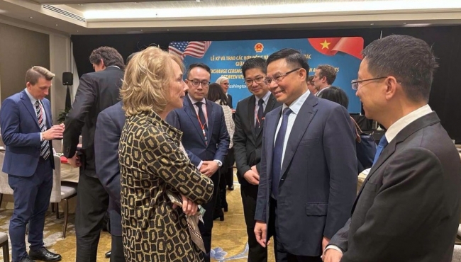 Quyền Bộ trưởng Bộ Công thương trao đổi với Giám đốc cơ quan Thương mại quốc tế Hoa Kỳ và Phó Chủ tịch AmCham