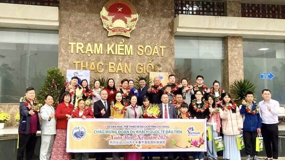 hai quan thong quan cho gan 3000 luot du khach tai thac ban gioc dau xuan 2026