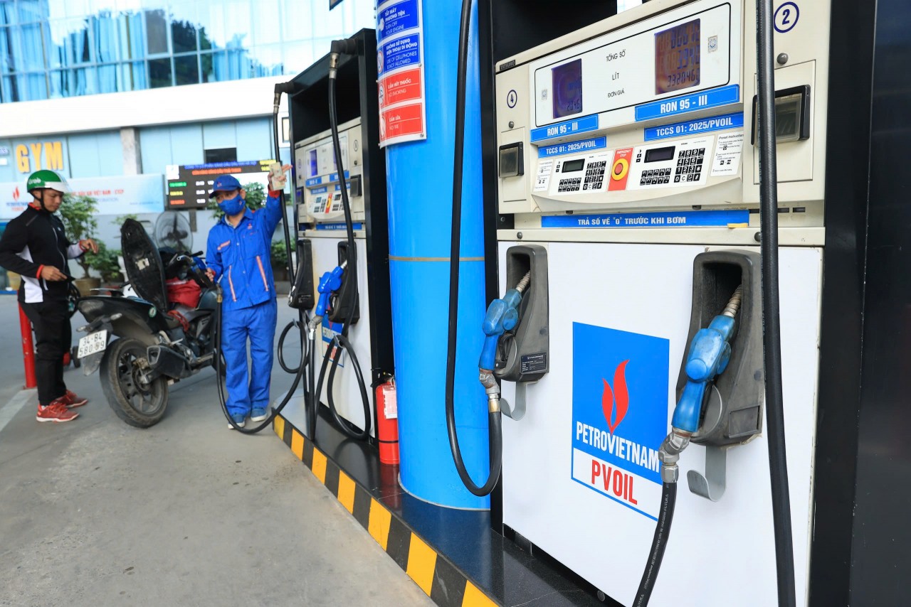 Từ 15h chiều 20/2, giá xăng giảm 200 đồng/lít