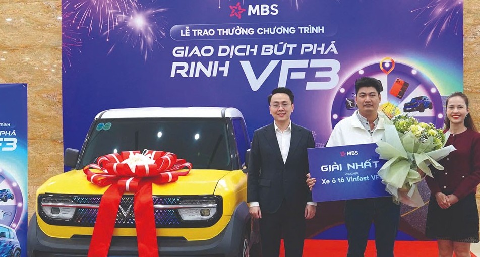 Khách hàng bay 2.000 km nhận xế hộp, tung ưu đãi “All-in-one”