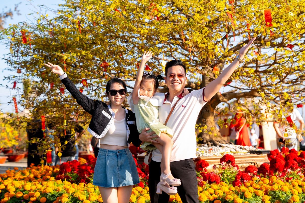 Đón Tết kiểu mới: Du xuân kết hợp xem đất, Cần Giờ tấp nập giao dịch đầu năm