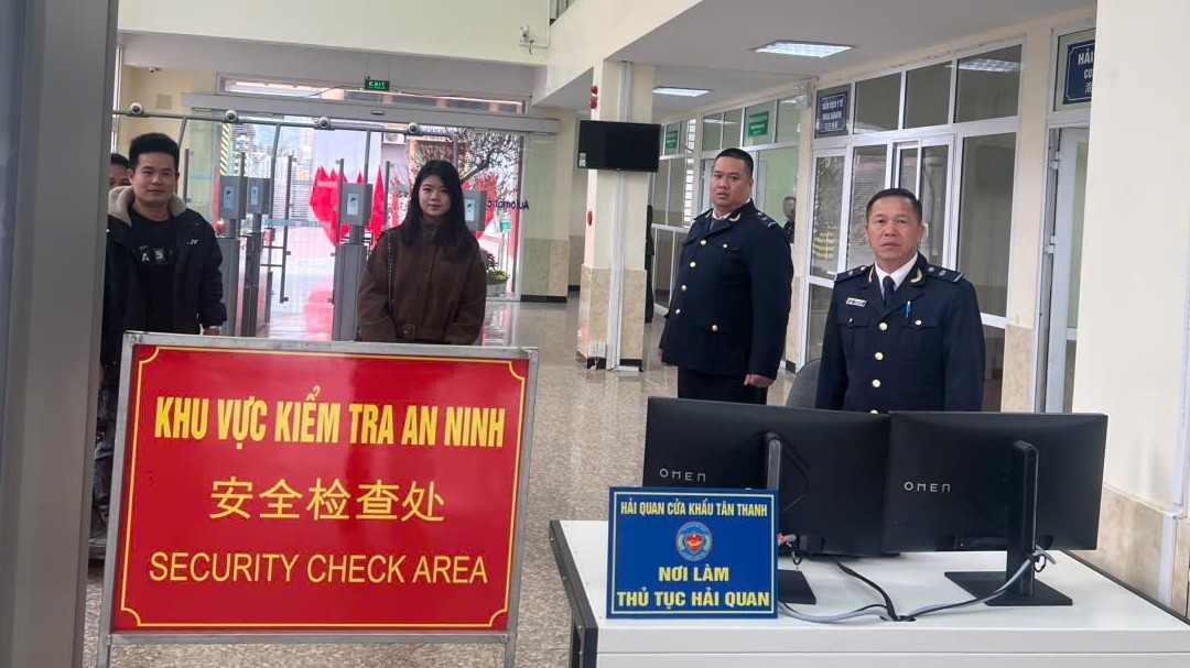 thong quan hon 300 xe hang va 18700 luot hanh khach qua cua khau lang son ngay mung 4 tet