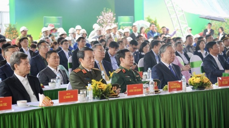 tong bi thu to lam du le phat dong tet trong cay doi doi nho on bac ho