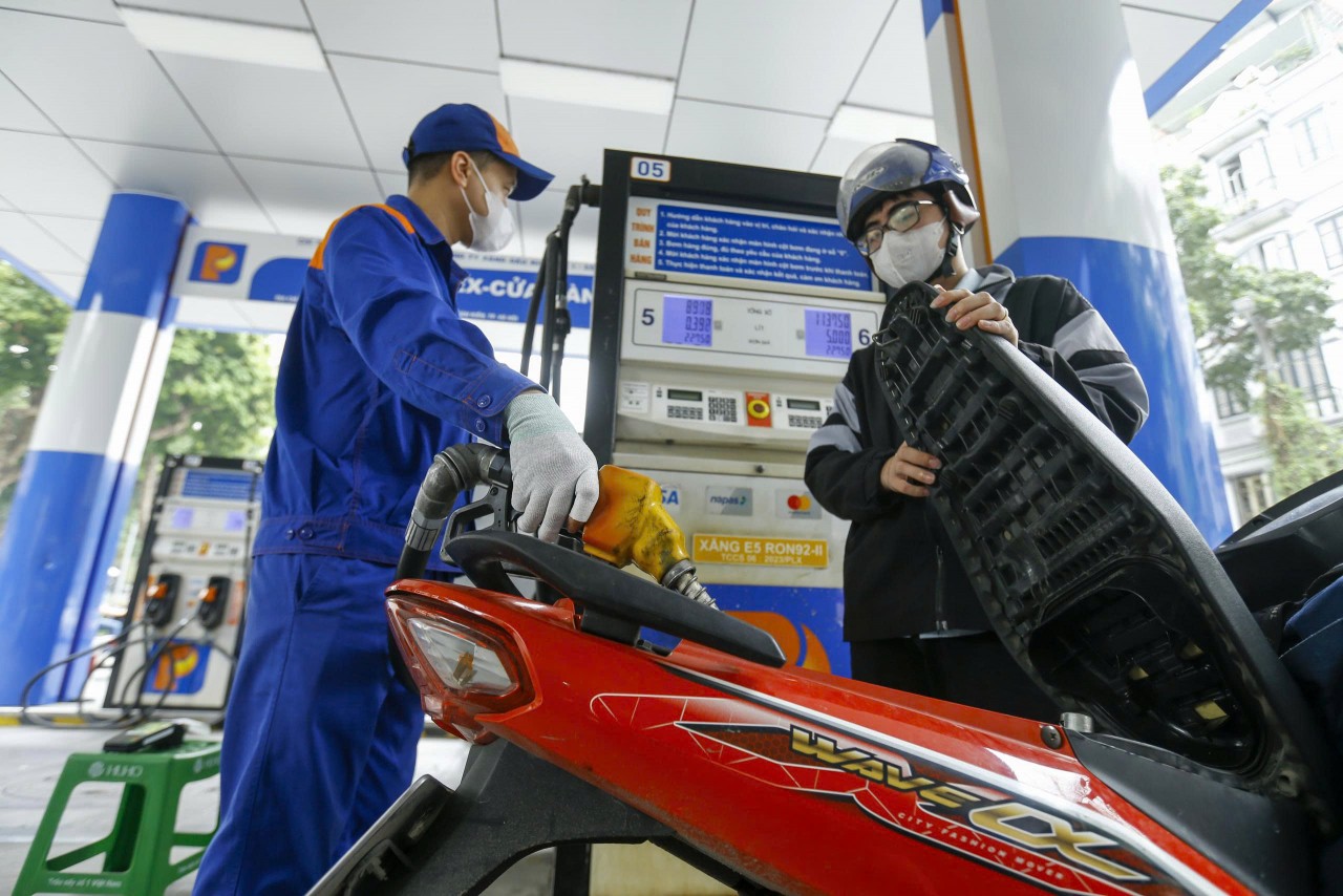 Từ 15h chiều 26/2, giá xăng tăng đến 999 đồng/lít Từ 15h chiều 26/2, giá xăng tăng đến 999 đồng/lít