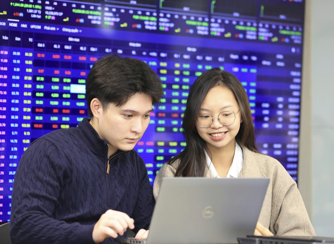 chung khoan ngay 43 luc cau bat day gia tang vn index co phien dao chieu tang diem ngoan muc