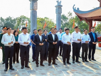 Bộ trưởng Nguyễn Văn Thắng dâng hương tưởng niệm Chủ tịch Hồ Chí Minh và các anh hùng, liệt sĩ tại Điện Biên