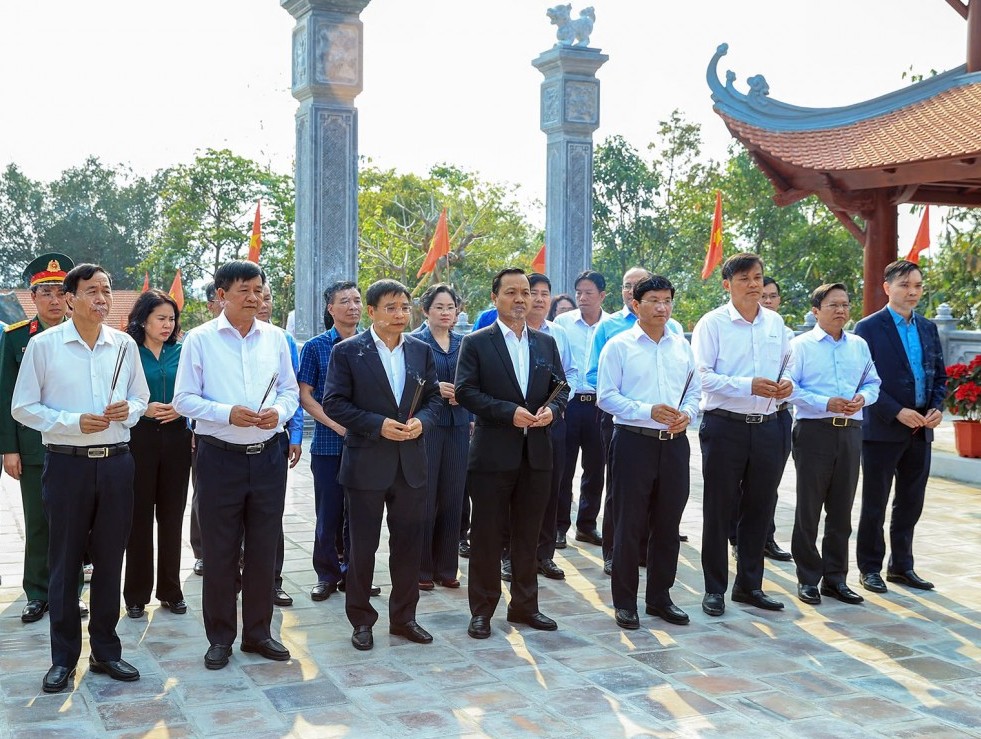 bo truong nguyen van thang dang huong tuong niem chu tich ho chi minh va cac anh hung liet si tai dien bien