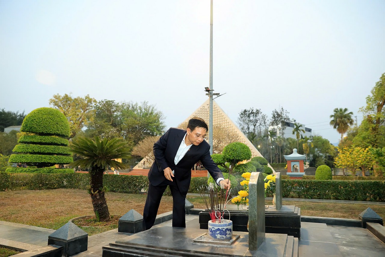 Bộ trưởng Nguyễn Văn Thắng dâng hương tưởng niệm các anh hùng, liệt sĩ tại Điện Biên