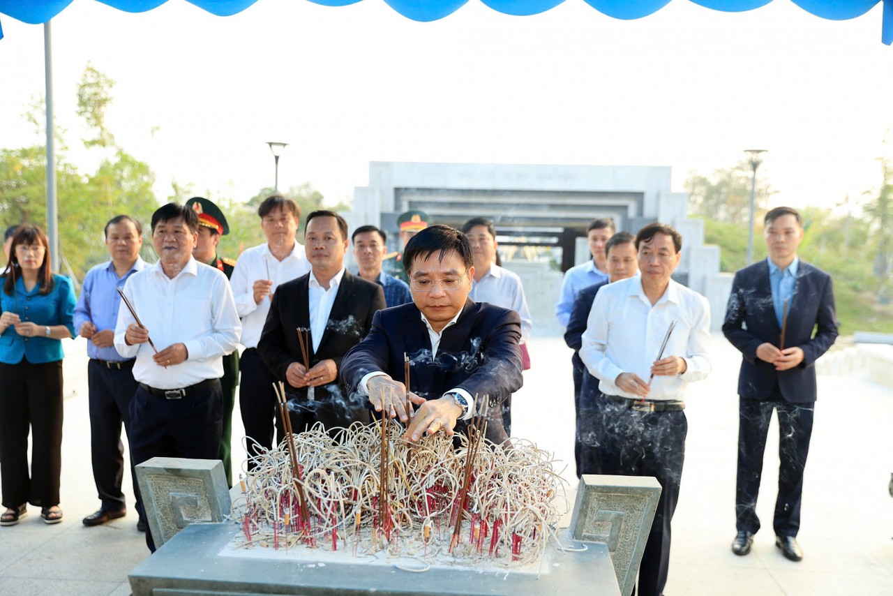 Bộ trưởng Nguyễn Văn Thắng dâng hương tưởng niệm các anh hùng, liệt sĩ tại Điện Biên