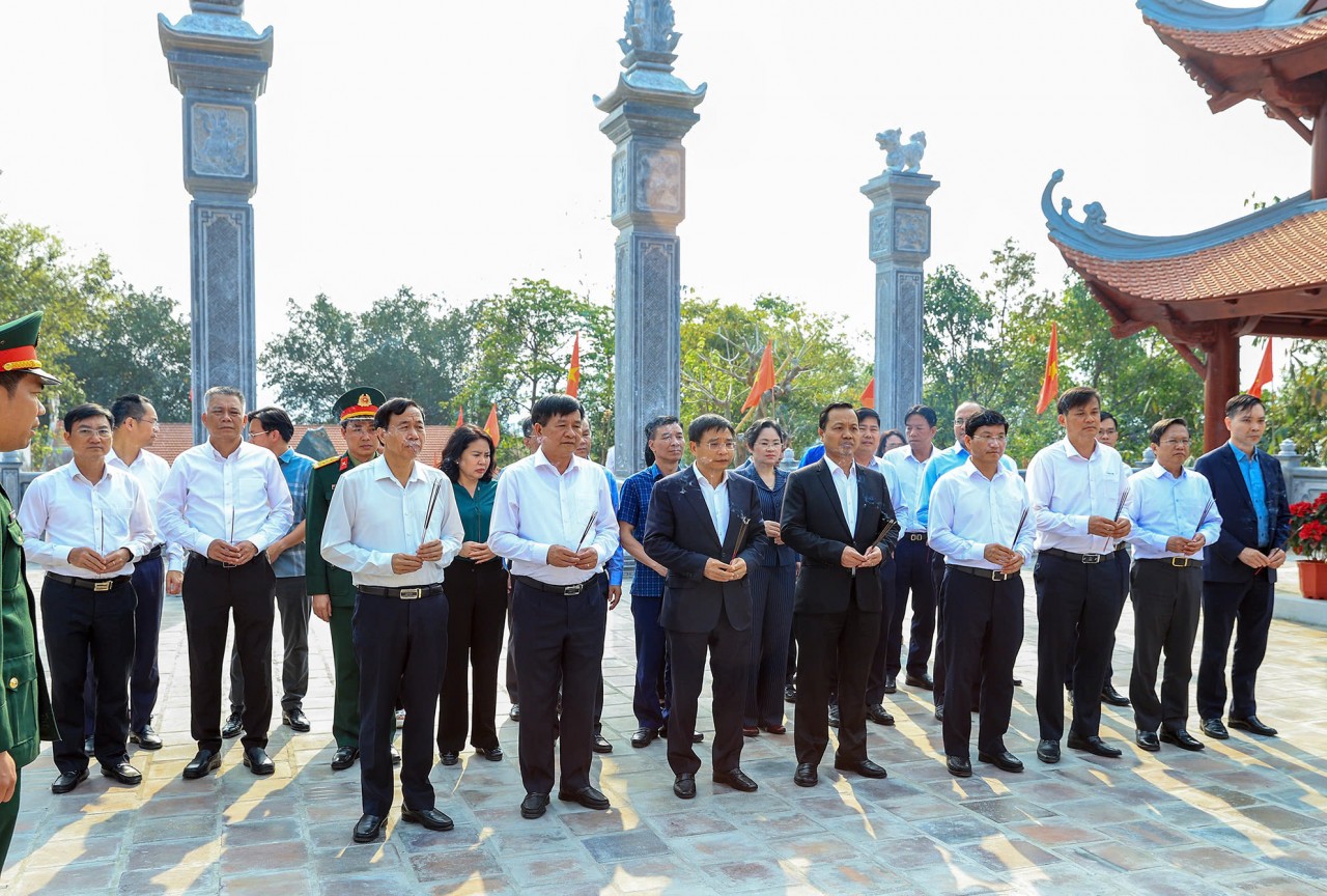 Bộ trưởng Nguyễn Văn Thắng dâng hương tưởng niệm các anh hùng, liệt sĩ tại Điện Biên