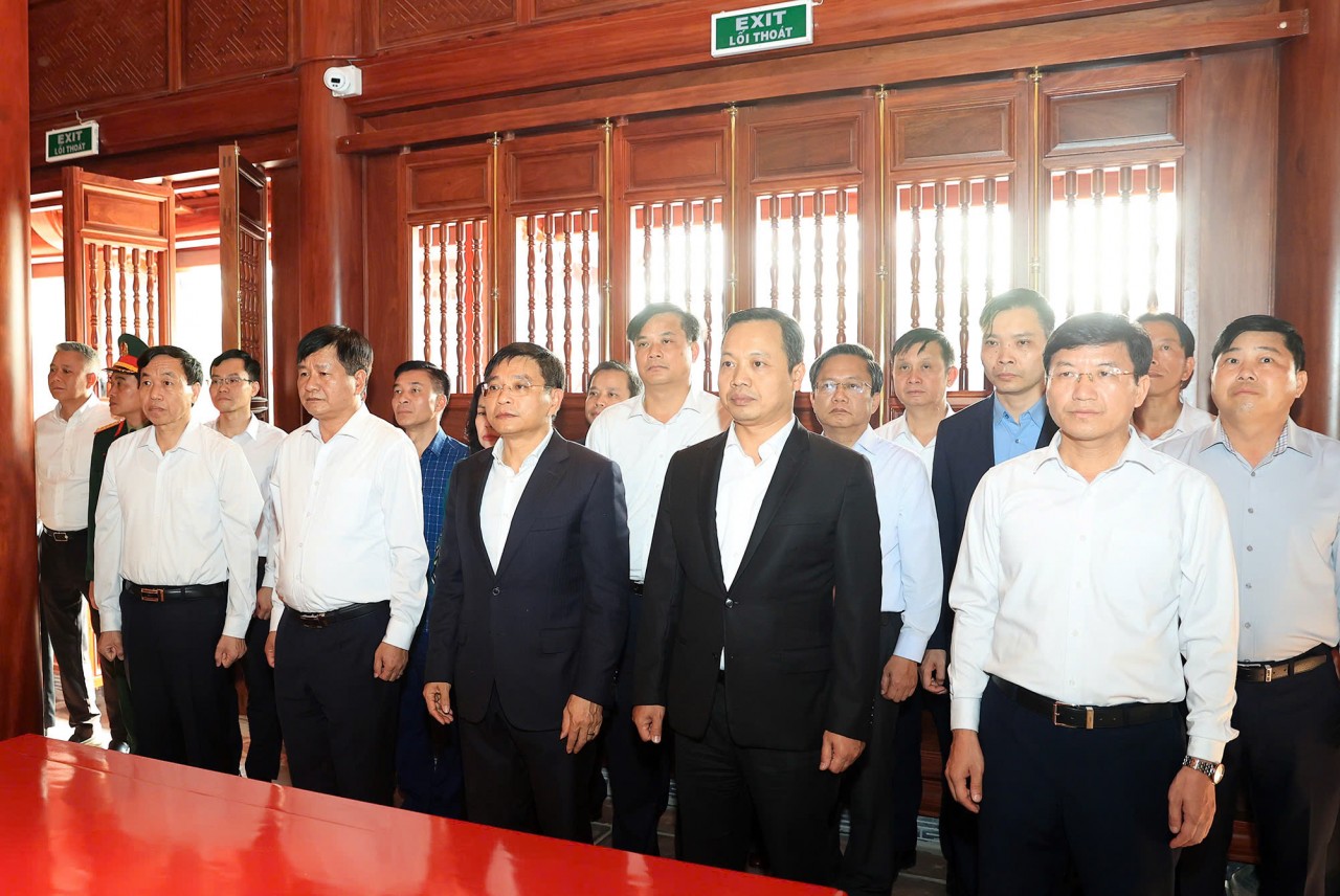 Bộ trưởng Nguyễn Văn Thắng dâng hương tưởng niệm các anh hùng, liệt sĩ tại Điện Biên